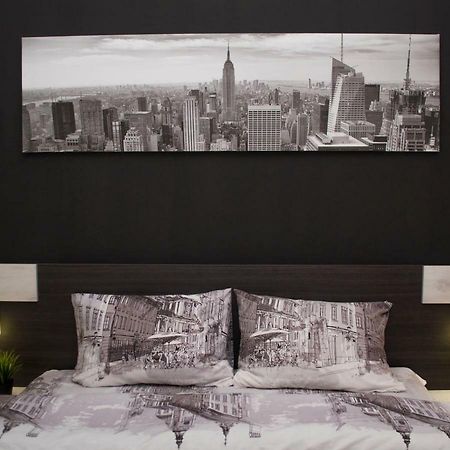 Modern Red Apartment إلفيف المظهر الخارجي الصورة