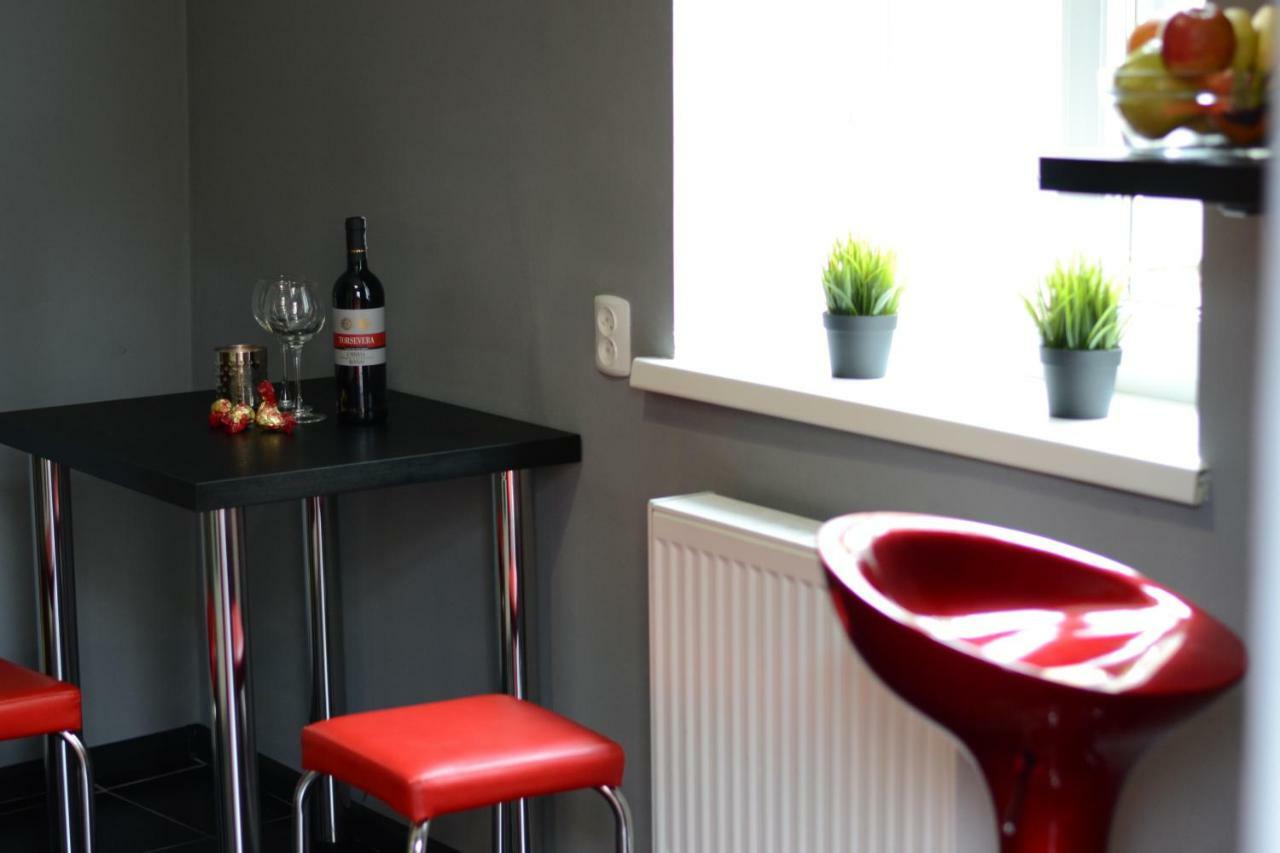 Modern Red Apartment إلفيف المظهر الخارجي الصورة