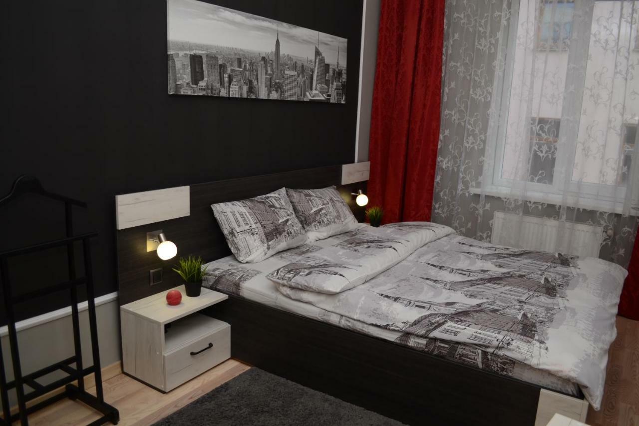 Modern Red Apartment إلفيف المظهر الخارجي الصورة